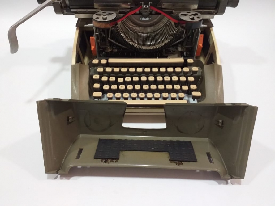 Máquina de escrever Sperry Remington 100