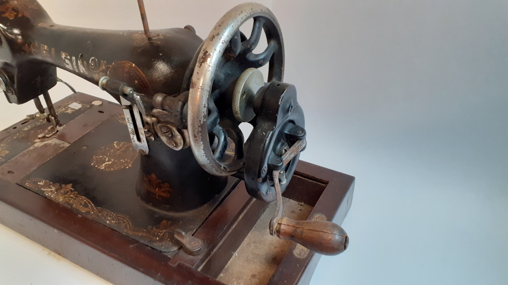 Máquina de costura Elgin a manivela
