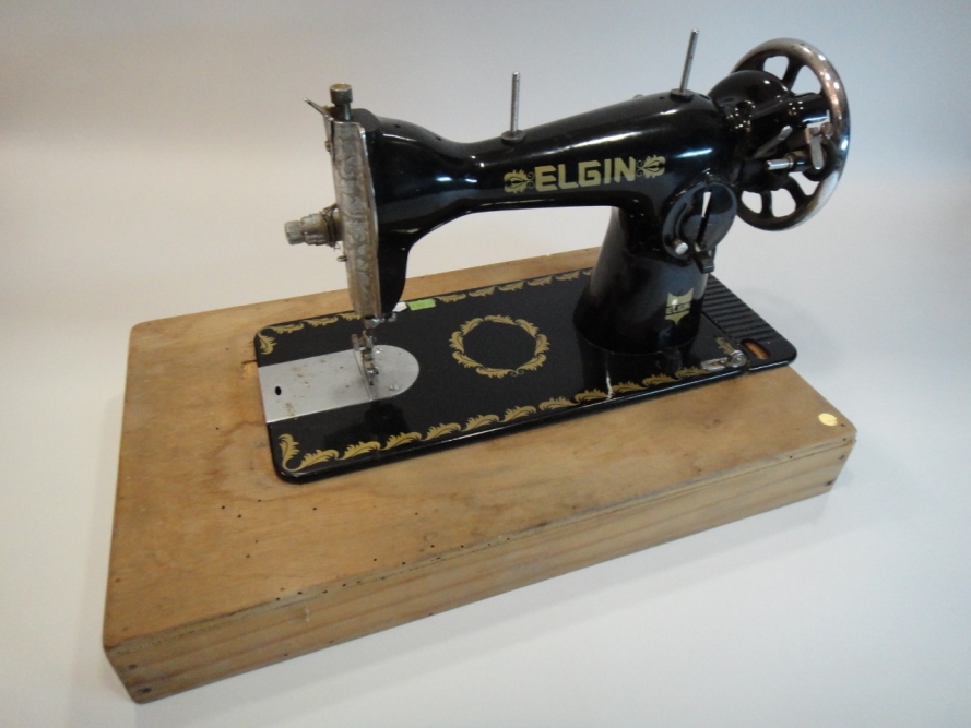 Máquina de costura Elgin