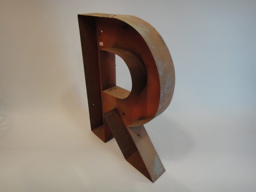 Letra caixa em metal “R”           