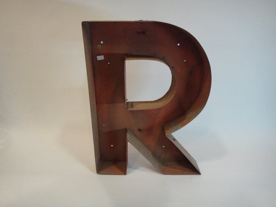 Letra caixa em metal “R”           