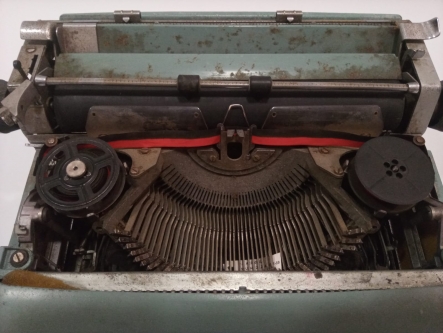 Máquina de escrever Olivetti Studio 44