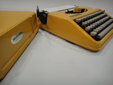 Máquina de escrever Olivetti LETTERA 82 amarela