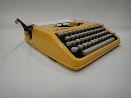 Máquina de escrever Olivetti LETTERA 82 amarela