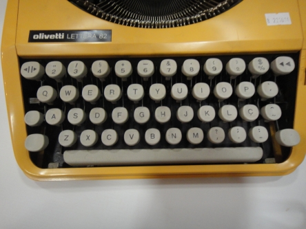 Máquina de escrever Olivetti LETTERA 82 amarela