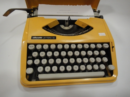 Máquina de escrever Olivetti LETTERA 82 amarela